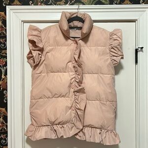 Veveret ruffled, puffy vest in light pink. Size M